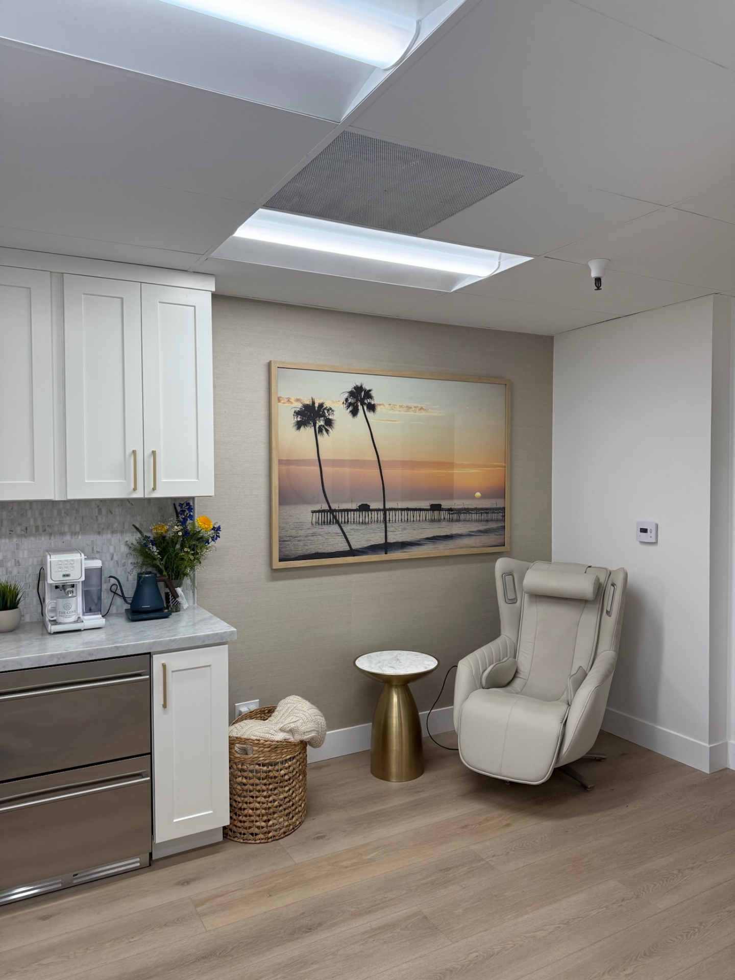 Relaxation lounge with San Clemente pier print